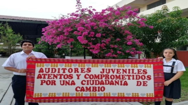 Escolares de secundaria verifican condiciones de limpieza y desinfección en instituciones educativas de Cajamarca