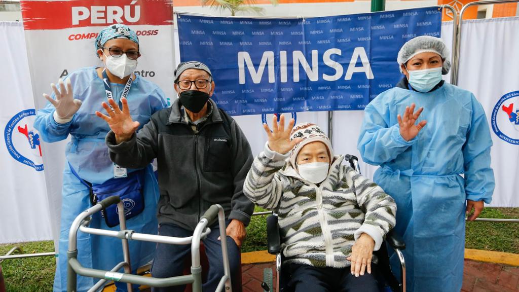 981 vacunados contra la COVID-19, influenza y el neumococo en campaña realizada por el Minsa y Latina 