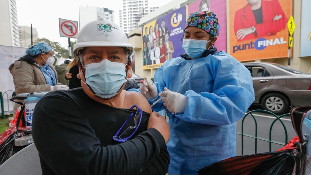 981 vacunados contra la COVID-19, influenza y el neumococo en campaña realizada por el Minsa y Latina
