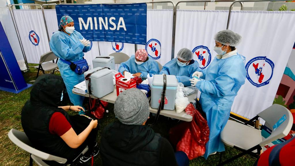 981 vacunados contra la COVID-19, influenza y el neumococo en campaña realizada por el Minsa y Latina