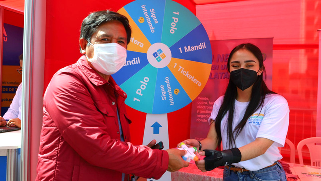 Imagen de personas participando de una feria financiera