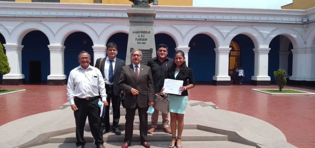 Becaria Paola Celis recibiendo reconocimiento