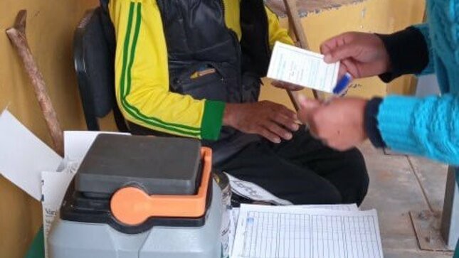 La Municipalidad Distrital de Maras, a través de la Oficina Municipal de Personas con Discapacidad (OMAPED), llevo adelante proceso de inscripción a todas las familias y personas con discapacidad organizado por la oficina de  OMAPED, para contar con el certificado de discapacidad que será otorgado por un Médico certificador de la Red  Cusco Norte, previa evaluación y posterior certificación , el cual se desarrolló en las instalaciones del Centro de Salud de Maras,  el  día viernes, 08 de Julio  del presente año desde las 8.00 a.m. hasta la 1.00 p.m.
Además ponemos de manifiesto, que ya se encuentran listos para ser entregados los carnets  de todos los ciudadanos inscritos anteriormente, por lo cual deberán recogerlo a partir de este lunes 11 de julio del 2022 en las oficinas de OMAPED de 8.00 am hasta las 5.00 pm      
La OMAPED es la Oficina Municipal de Atención a la Persona con Discapacidad y es un servicio que la municipalidad de Maras brinda a todos los vecinos en situación de discapacidad.
En esta oficina las personas podrán registrarse y buscar información sobre las instituciones que ofrecen servicios para las personas con diversas discapacidades. También se informa sobre actividades que el municipio realice a favor de dichos vecinos.
Nuestro Municipio Marasino,  como gobierno local, tiene la responsabilidad de velar por el bienestar de los ciudadanos. Por tanto, estamos facilitando y promoviendo la adecuada concertación entre las necesidades de los vecinos con discapacidad y las instituciones que ofrecen servicios, promoviendo así su integración.                                         