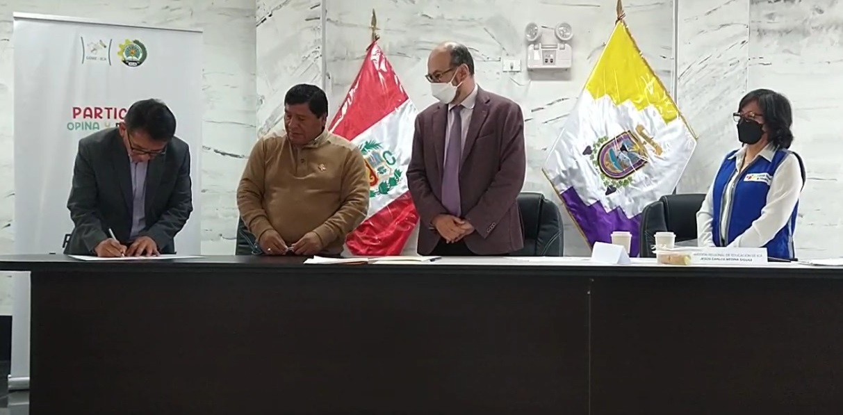 En el marco del Foro Regional de Educación – PERCI al 2036, se realizó la firma de un convenio institucional entre la Dirección Regional de Educación de Ica y la Unesco para la formulación de este importante documento de gestión regional, que tendrá como referente al Proyecto Educativo Nacional al 2036. Durante el evento participaron el consejero enlace con la región, Sigfredo Chiroque y la coordinadora macrorregional, Gloria Merino.  