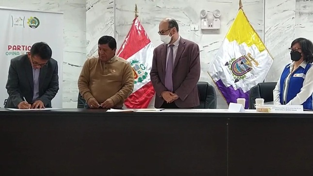 En el marco del Foro Regional de Educación – PERCI al 2036, se realizó la firma de un convenio institucional entre la Dirección Regional de Educación de Ica y la Unesco para la formulación de este importante documento de gestión regional, que tendrá como referente al Proyecto Educativo Nacional al 2036. Durante el evento participaron el consejero enlace con la región, Sigfredo Chiroque y la coordinadora macrorregional, Gloria Merino.  
