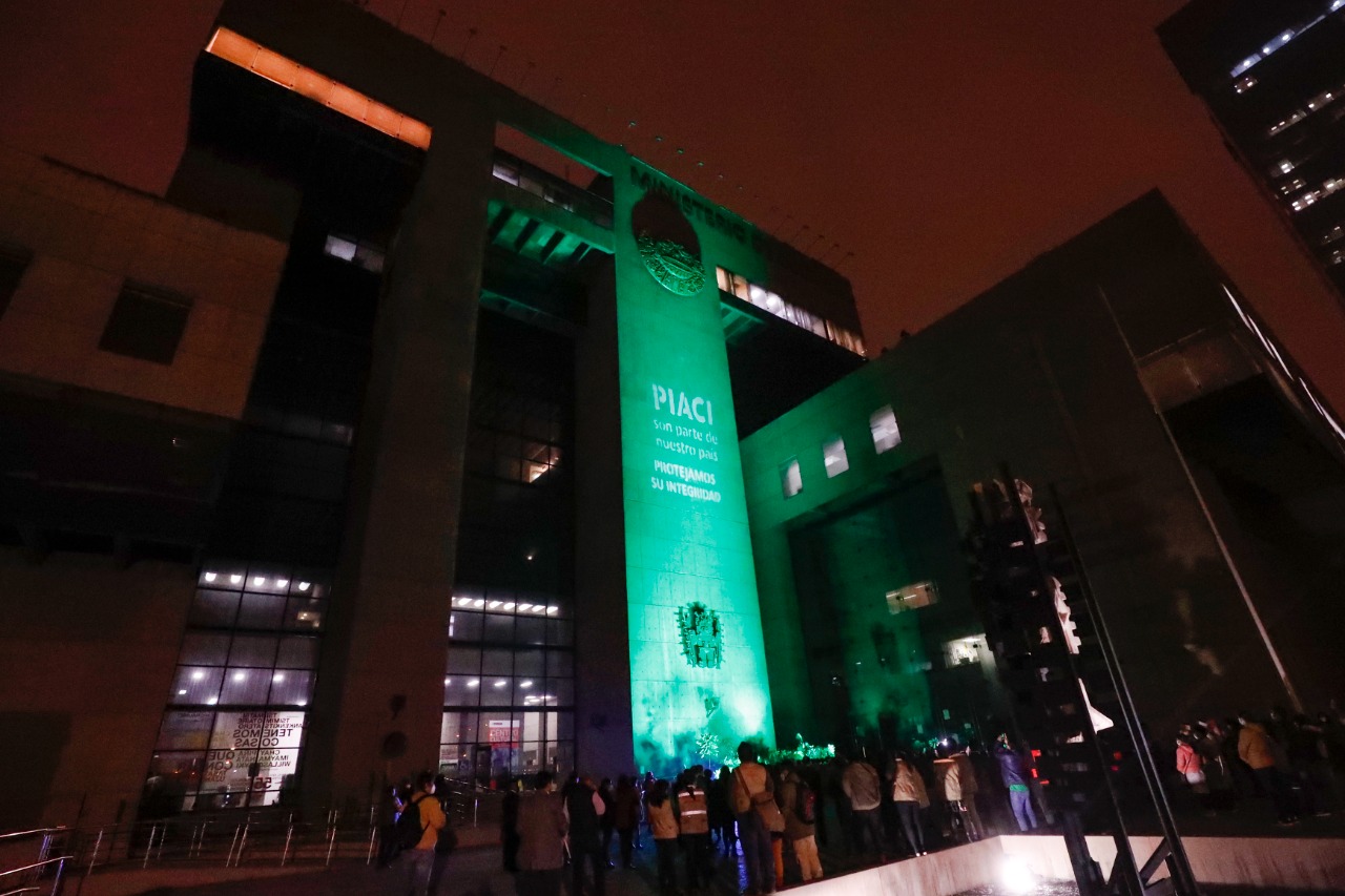 Ministro Alejandro Salas participó en la iluminación del frontis del ministerio en el marco de la semana de los PIACI