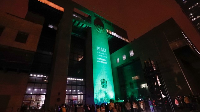 Ministro Alejandro Salas participó en la iluminación del frontis del ministerio en el marco de la semana de los PIACI