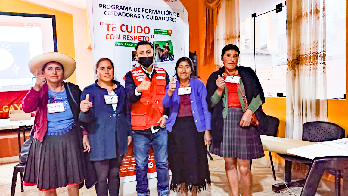 cuatro mujeres de la ciudad de bambamarca y un hombre facilitador el programa contigo gestializando la manito con el pulgar arriba.