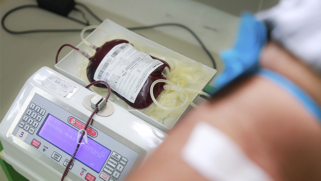 En la foto se ve una persona donando sangre