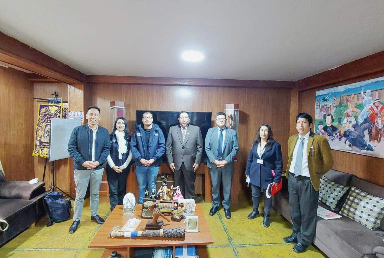 En la foto el gobernador regional de Arequipa, al lado el gerente de inclusión social, jefa de la OREDIS y el sub gerente de desarrollo social y funcionarios del Conadis.