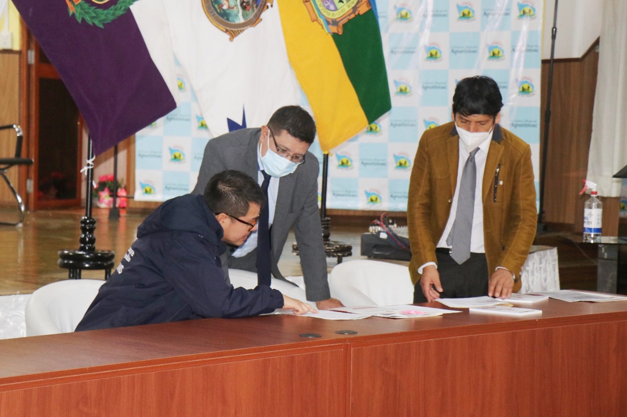 Funcionarios del Conadis y el GORE Apurimac revisan documentos de gestión.