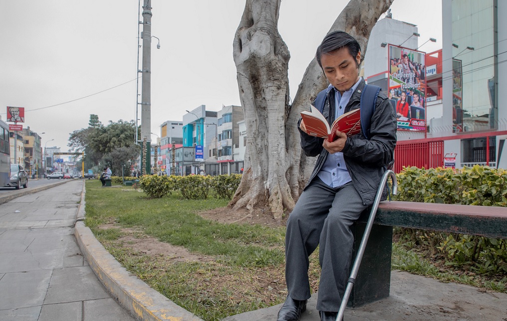 Becario del Pronabec leyendo.