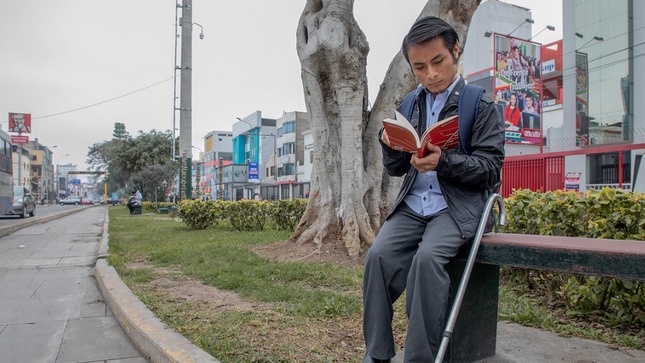 Becario del Pronabec leyendo.