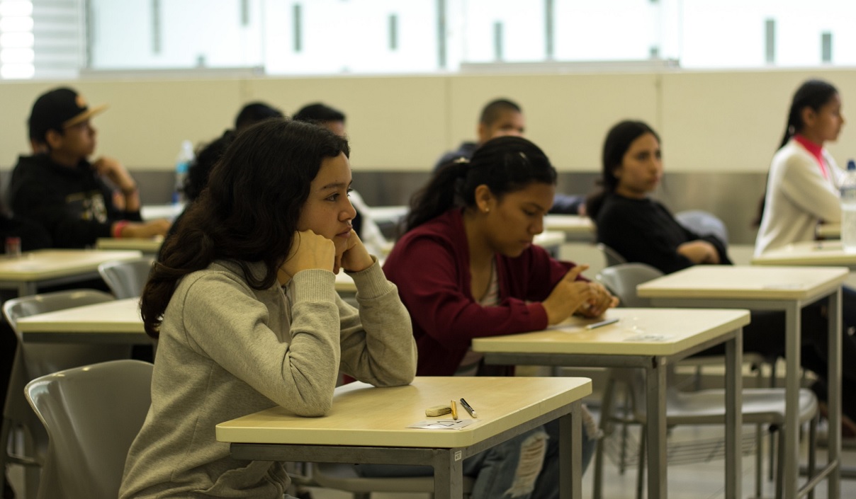 Jóvenes esperando a dar examen.