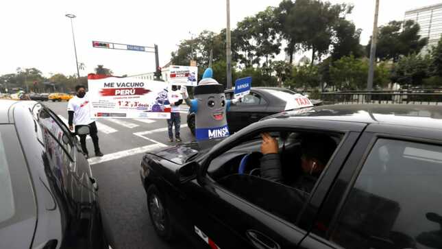 Minsa realiza campaña informativa en cruceros peatonales sobre la vacunación contra la COVID-19