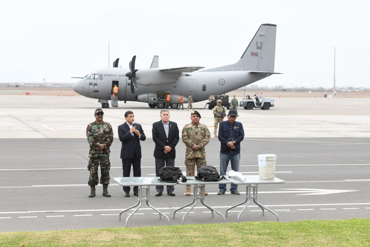 Ministro del Interior en el Grupo Aéreo 08.