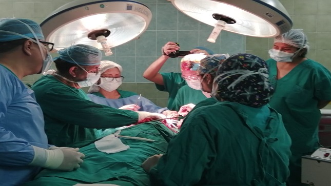 Se ve a médicos en el quirófano