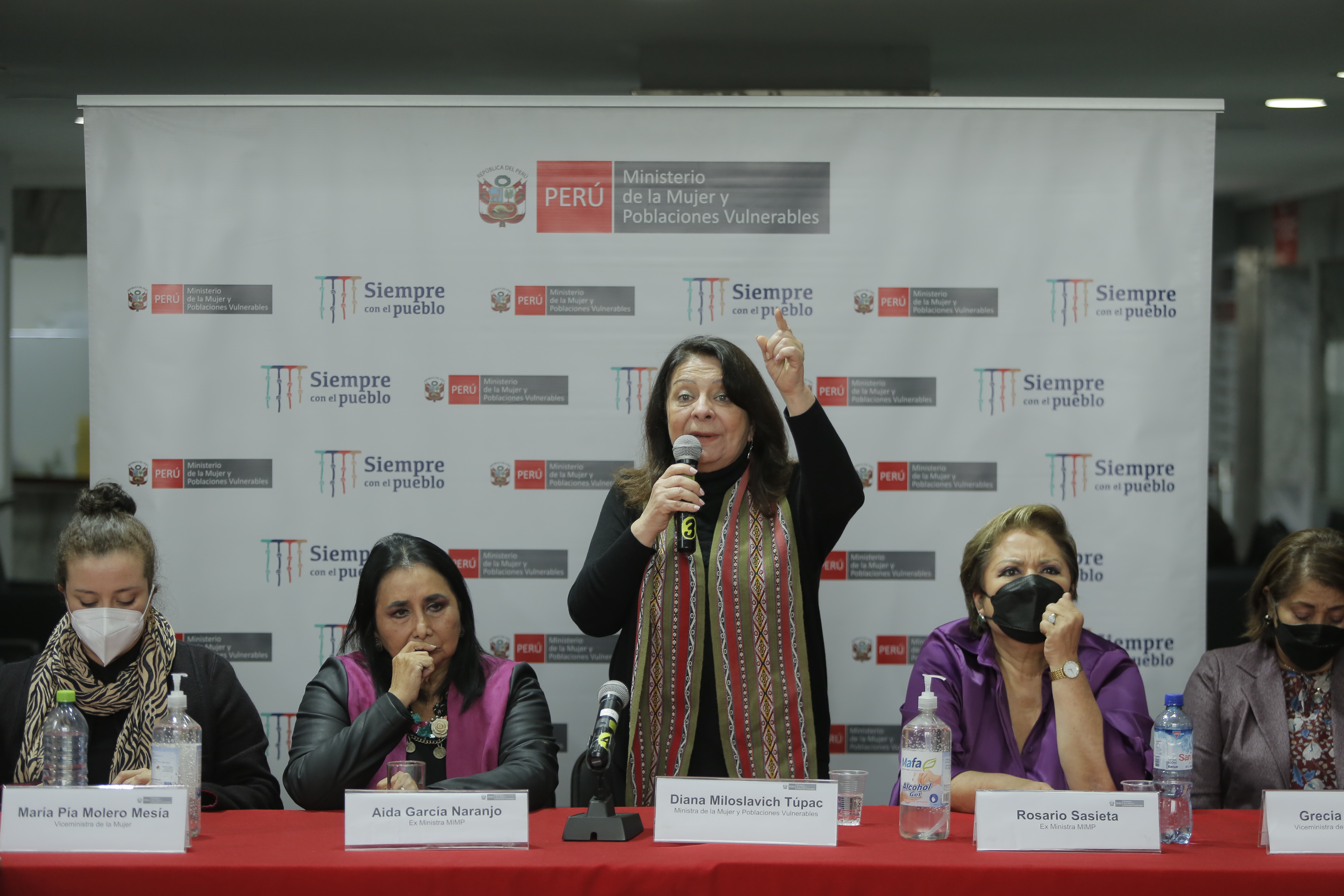 Conferencia de prensa en el MIMP