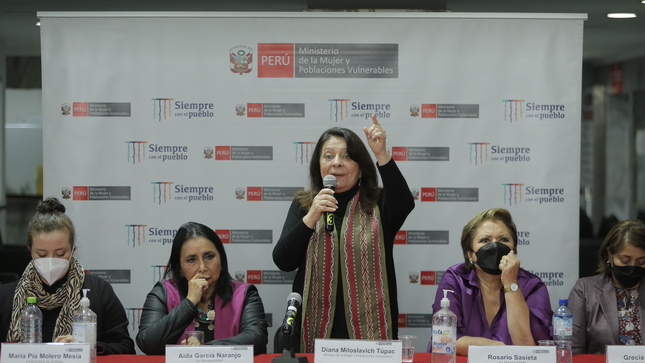 Conferencia de prensa en el MIMP
