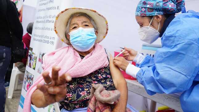Cerca de 400 personas fueron vacunadas contra la COVID-19 en Huaycán 