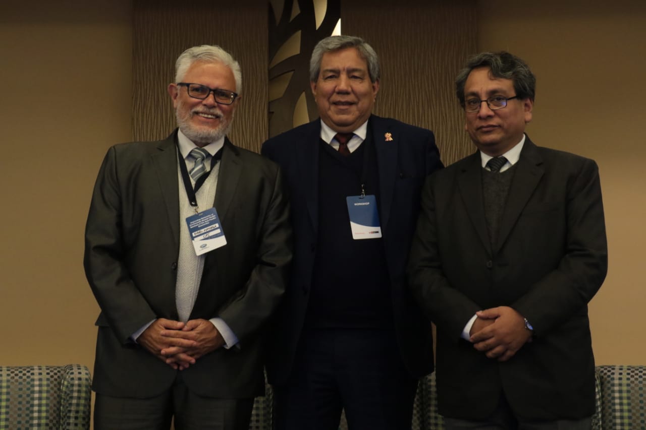 En la foto aparece el viceministro de Salud Pública, Neptalí Santillán, junto al Yuri Cutipé, director ejecutivo de Salud Mental del Minsa, y un expositor de APEC.