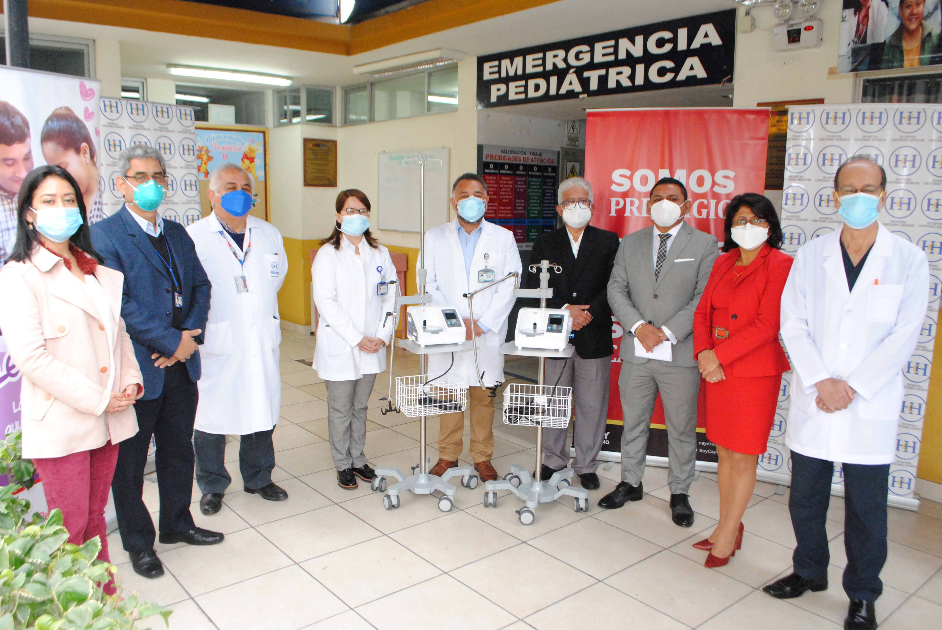 Imagen del Equipo de Gestión del Hospital Cayetano Heredia con dos equipos de alto flujo pediátricos
