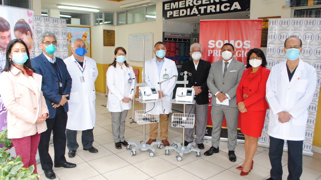 Imagen del Equipo de Gestión del Hospital Cayetano Heredia con dos equipos de alto flujo pediátricos