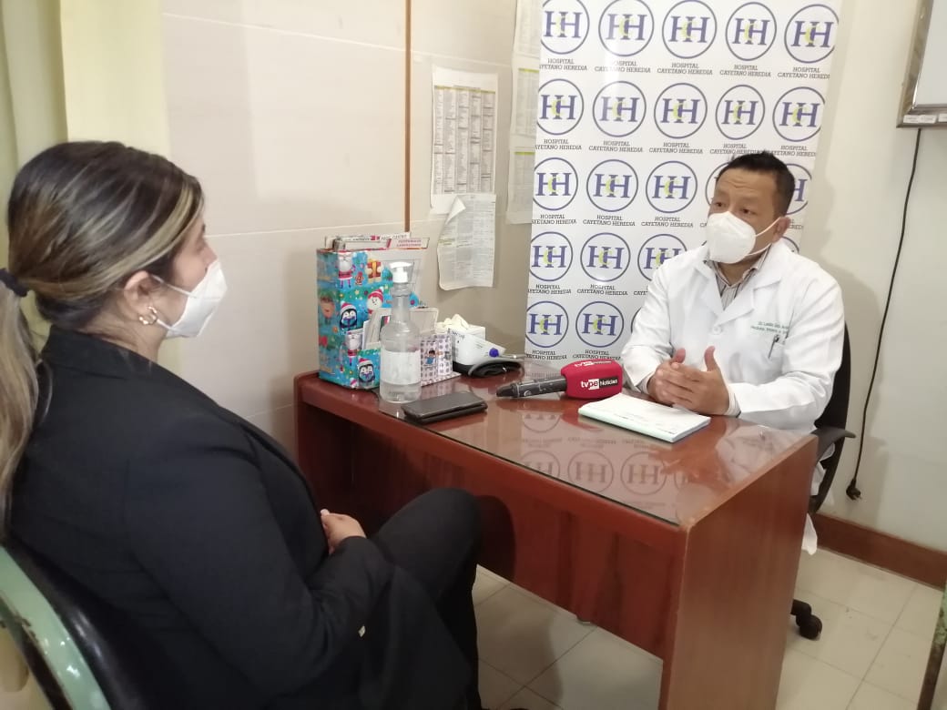 Imagen del Dr. Dr. Leslie Soto Arquiñigo informando el uso obligatorio de la mascarilla