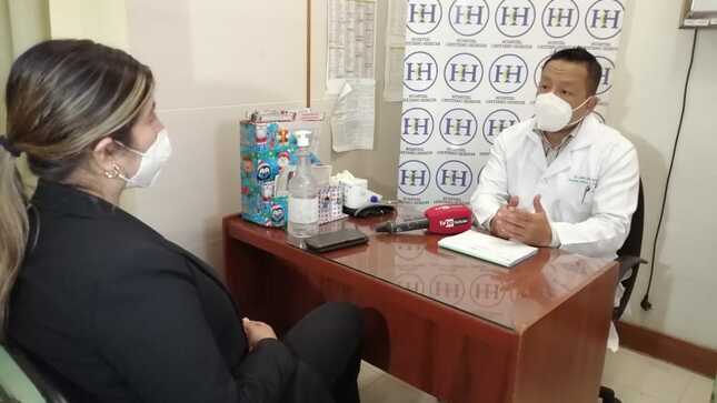 Imagen del Dr. Dr. Leslie Soto Arquiñigo informando el uso obligatorio de la mascarilla