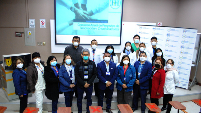 Imagen del Director del Hospital Cayetano Heredia y su equipo de gestión