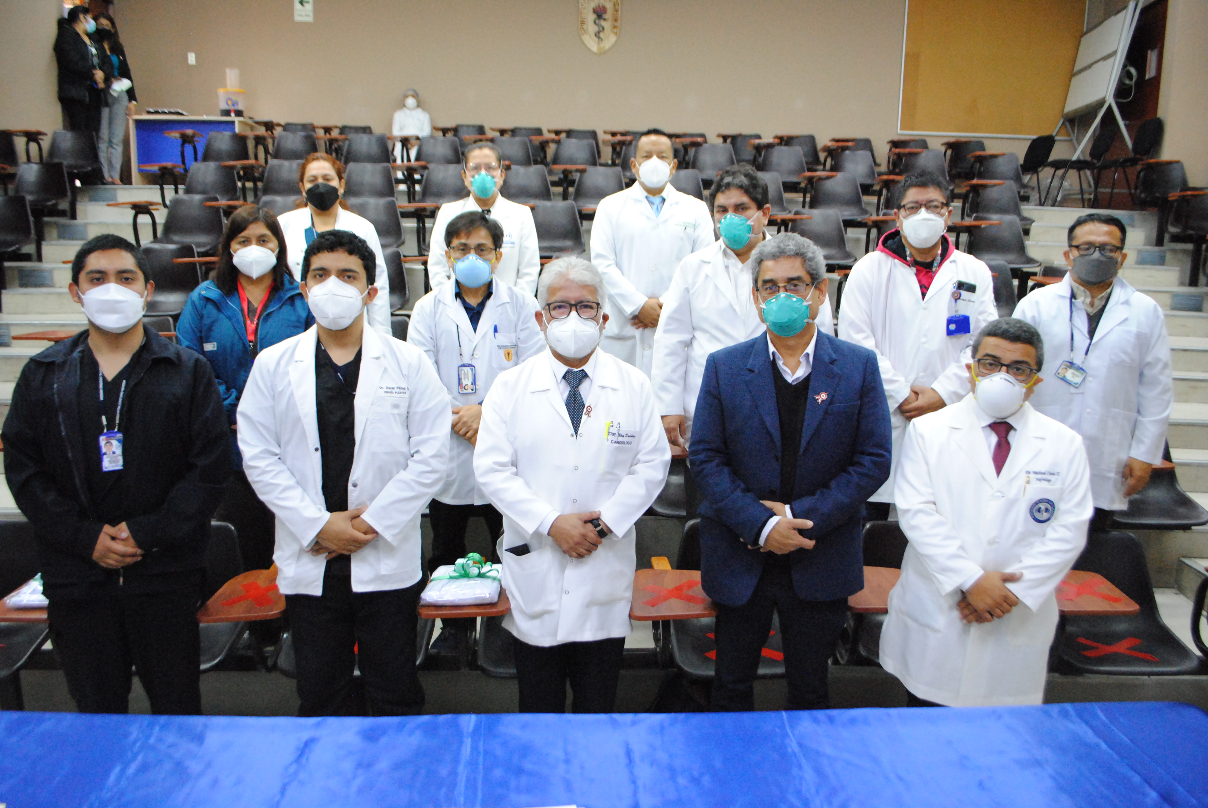 Imagen del Equipo de Gestión del Hospital Cayetano Heredia dando la bienvenida a los residentes 2022