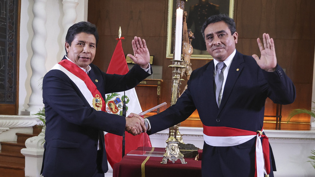 Presidente Castillo tomó juramento a nuevo titular del Mininter, quien reemplaza en el cargo a Mariano González.