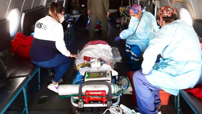 Dos bebés fueron evacuados de emergencia de Arequipa a Lima en vuelo aeromédico financiado por el SIS