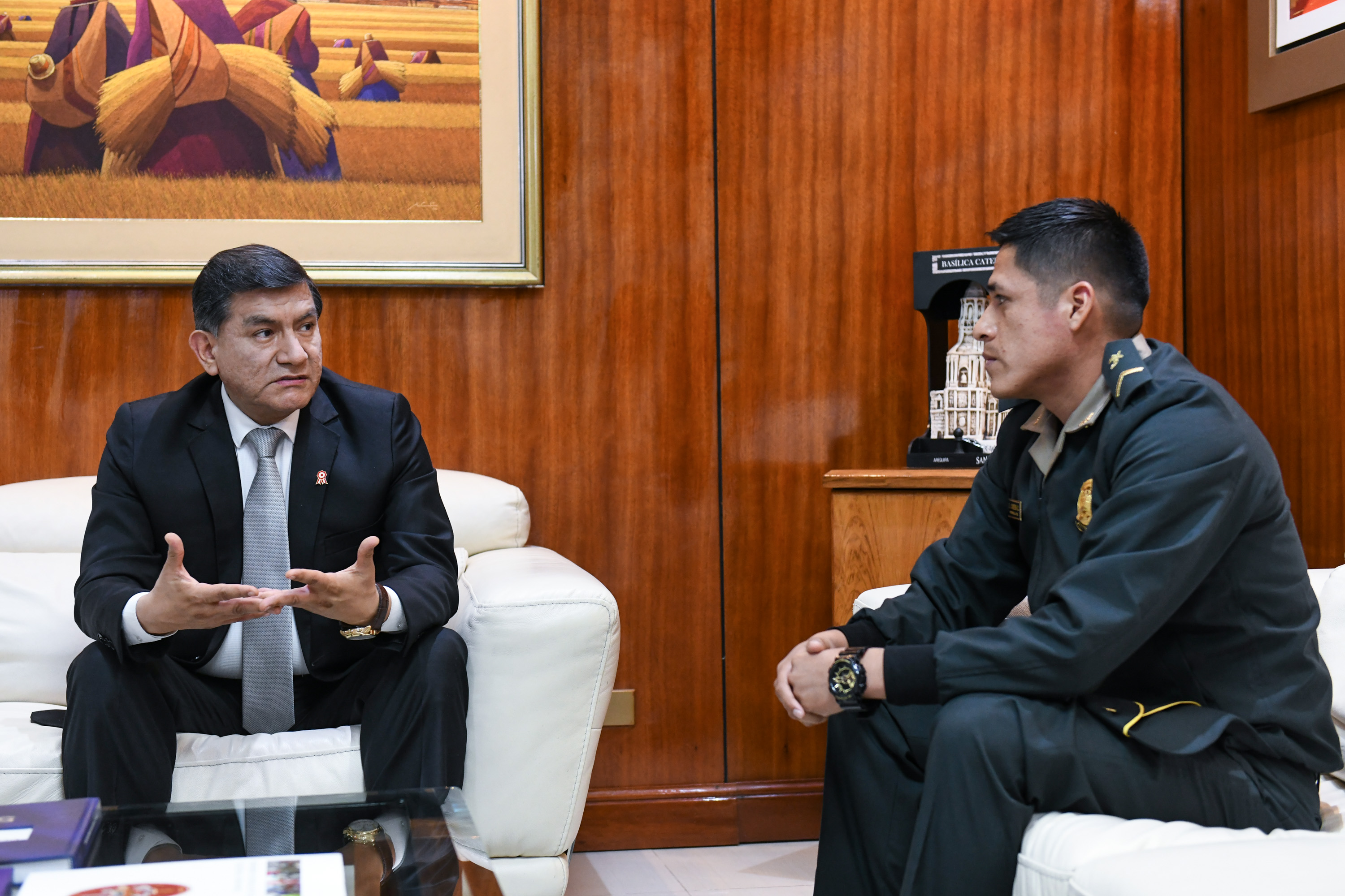 Ministro Morán respaldó a policía que enfrenta pedido de 7 años de prisión por disparar a ladrón.