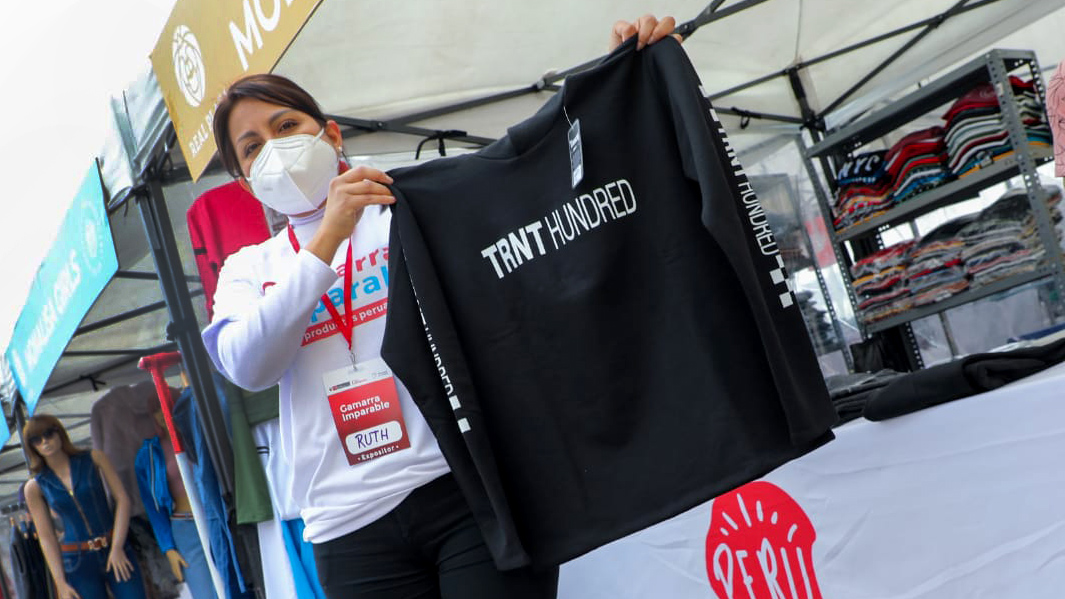 Imagen de mujer sujetando una polera
