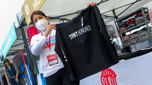 Imagen de mujer sujetando una polera