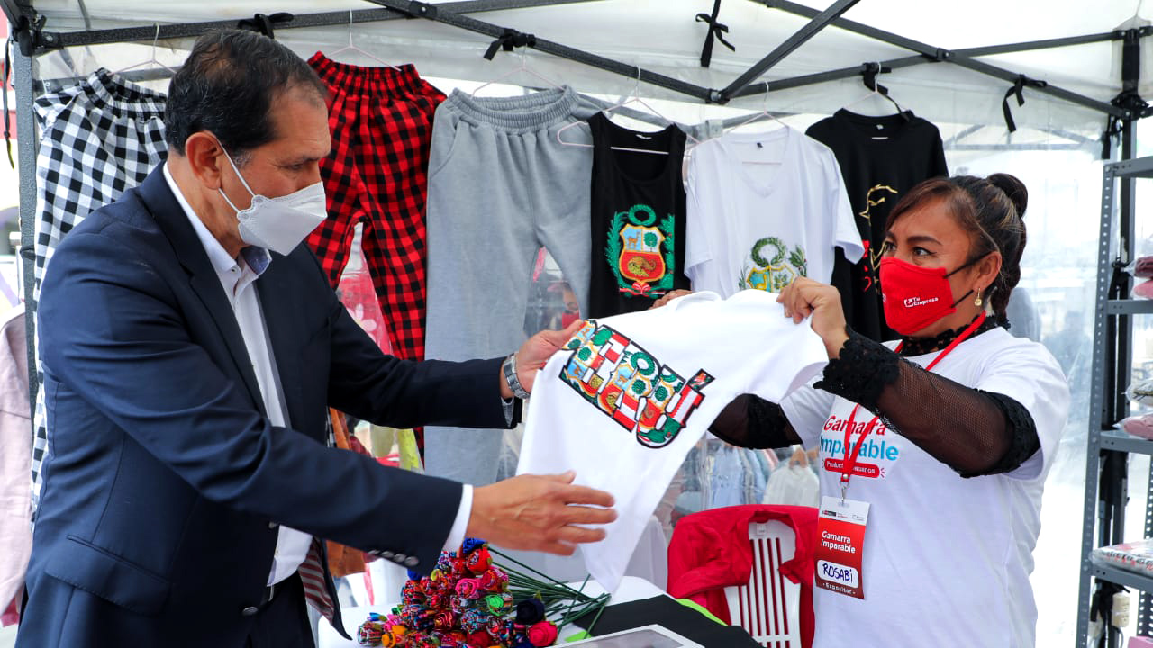 Imagen del ministro de la Producción con una vendedora de la feria Gamarra Imparable
