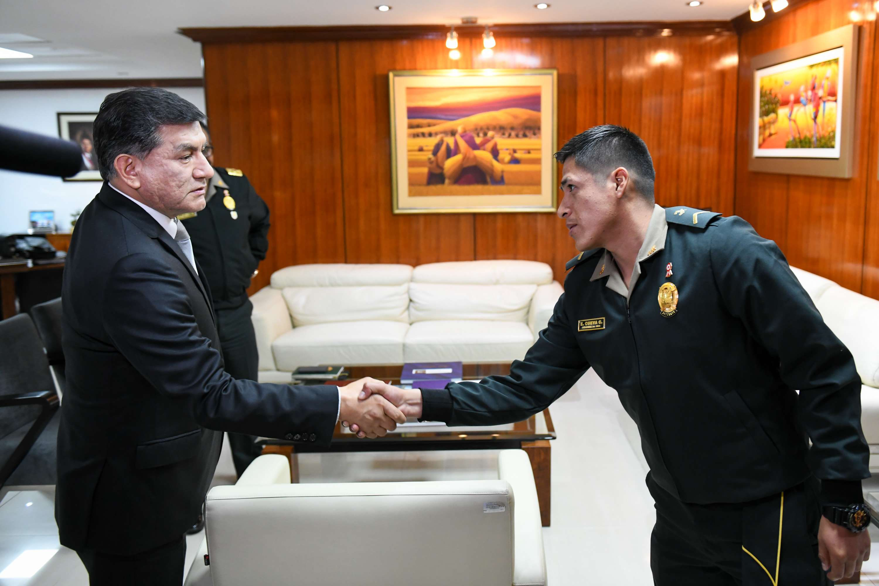 Ministro Morán respaldó a policía que enfrenta pedido de 7 años de prisión por disparar a ladrón.