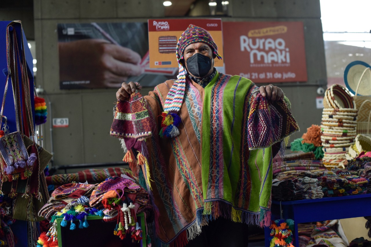 Artistas de Ruraq maki presentan artículos de vestir tradicionales para mitigar el inclemente frío, hechos con lana de alpaca y oveja