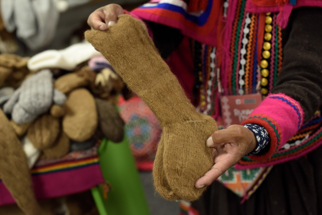 Artistas de Ruraq maki presentan artículos de vestir tradicionales para mitigar el inclemente frío, hechos con lana de alpaca y oveja