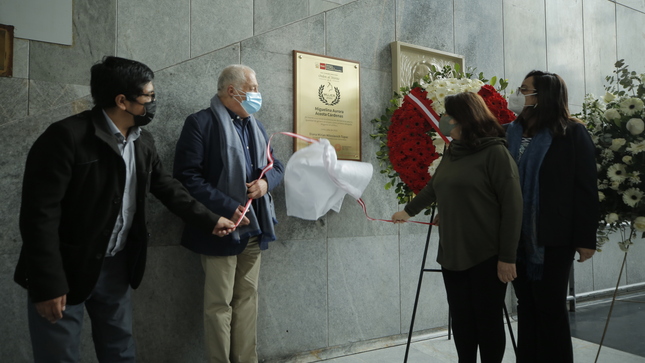 Condecoración a Miguelina Acosta