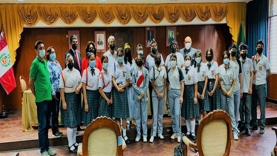 Alumnos de I.E junto a ponentes