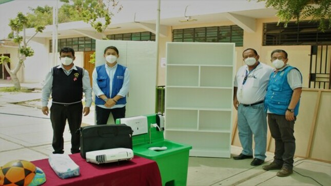 Autoridades junto a la donación de OIM