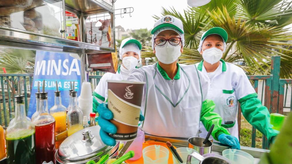 Minsa vacuna contra la COVID-19, influenza y neumococo a comerciantes y público en general en mercado de Ceres en Ate