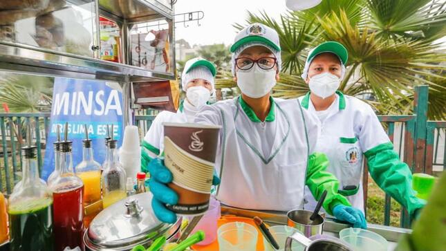 Minsa vacuna contra la COVID-19, influenza y neumococo a comerciantes y público en general en mercado de Ceres en Ate
