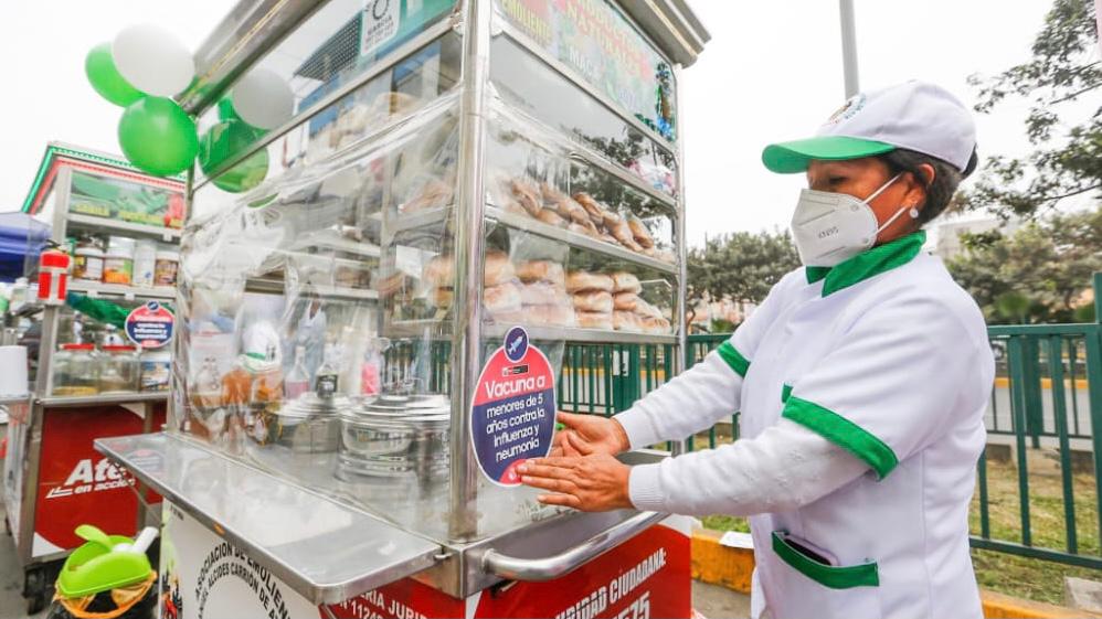 Minsa vacuna contra la COVID-19, influenza y neumococo a comerciantes y público en general en mercado de Ceres en Ate