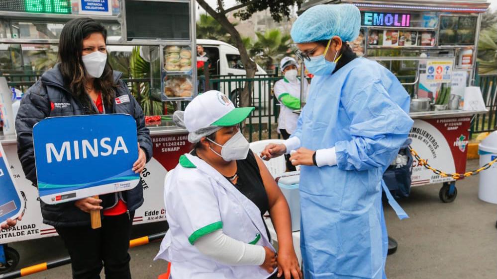 Minsa vacuna contra la COVID-19, influenza y neumococo a comerciantes y público en general en mercado de Ceres en Ate