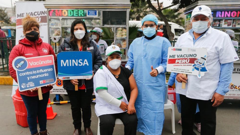 Minsa vacuna contra la COVID-19, influenza y neumococo a comerciantes y público en general en mercado de Ceres en Ate