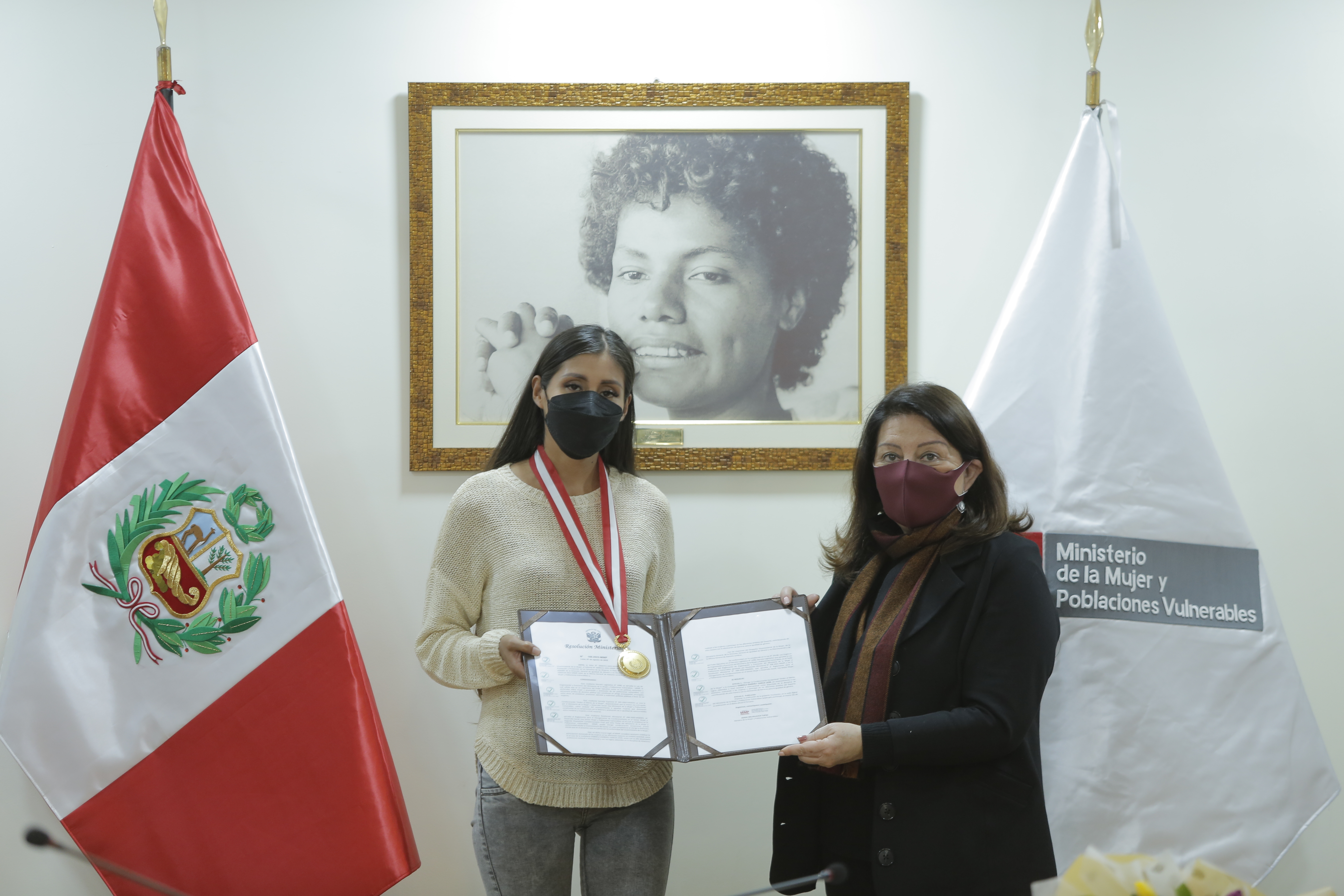 Condecoración a Kimberly García