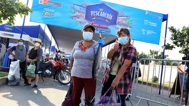 Imagen de dos personas en la feria "Mi Pescadería" del programa A Comer Pescado